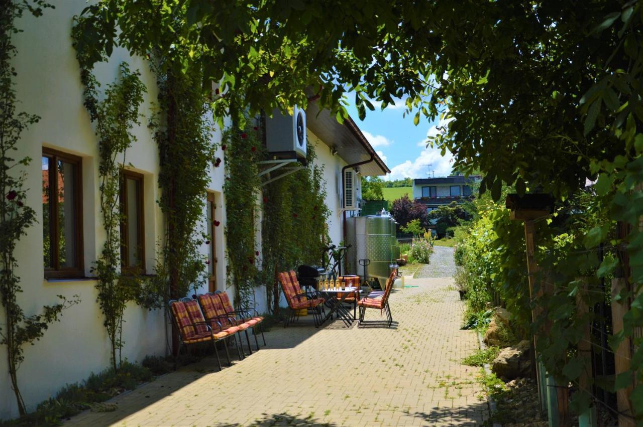 Penzion V Rodinnem Vinarstvi Kadubcovi Lipov Exterior photo